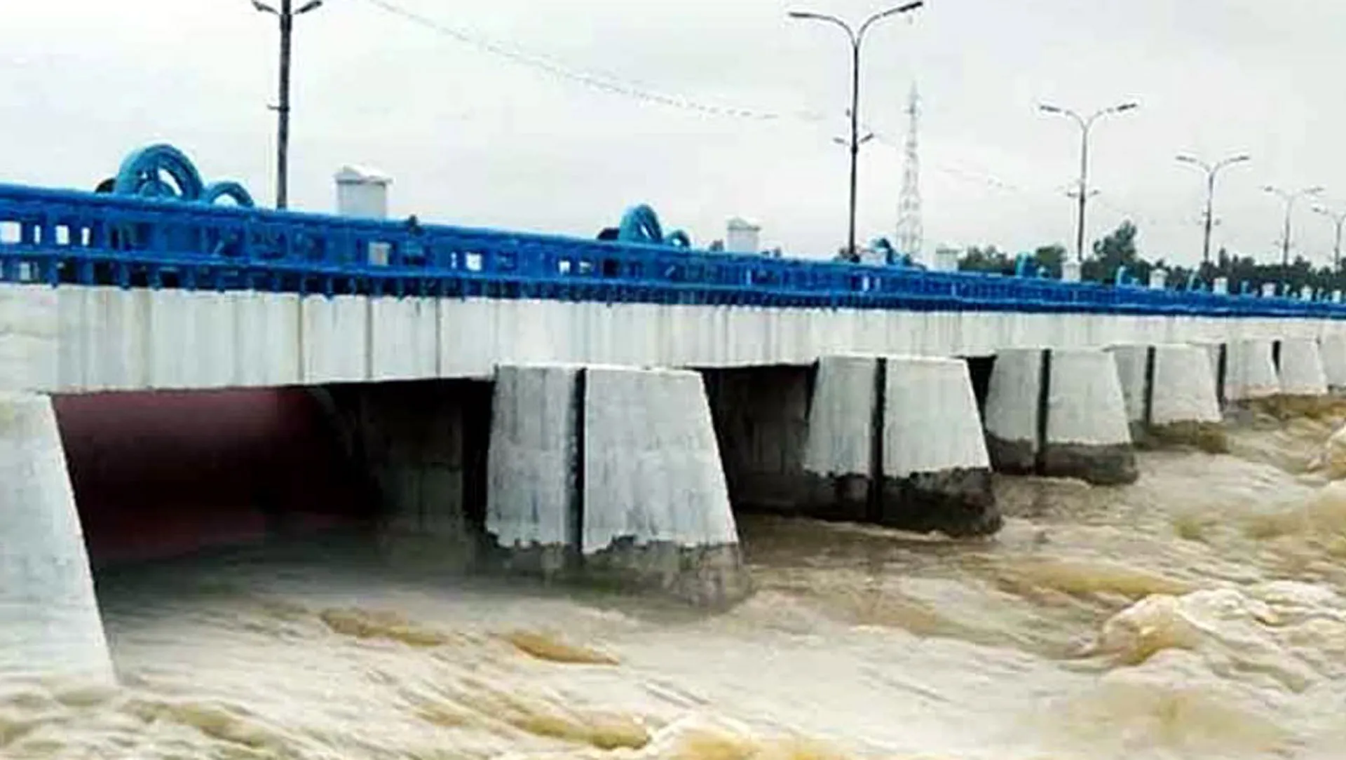 বাড়ছে তিস্তার পানি, নিয়ন্ত্রণে খুলে দেওয়া হলো ৪৪ গেট